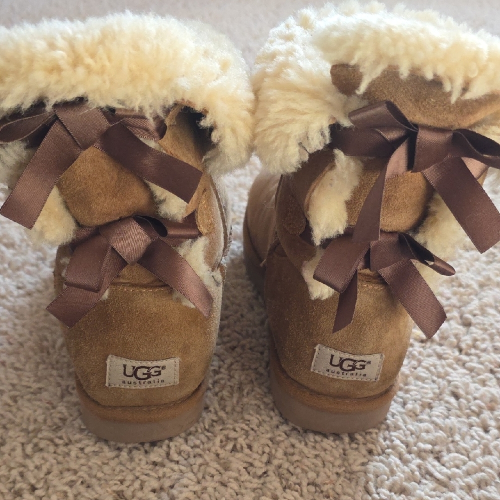 UGG Womens Bailey With Bows Sz 10